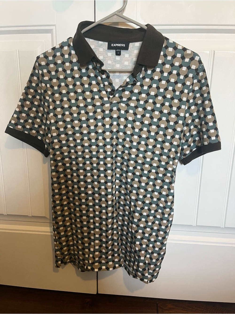 Express Menβs Geometric Polo Shirt - Green/Black/Cream